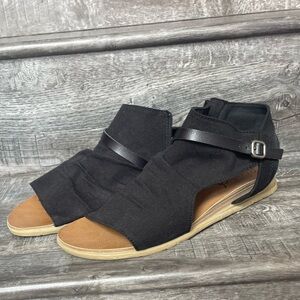 💎 Blowfish Black and Tan Sandals Stylish and Versatile